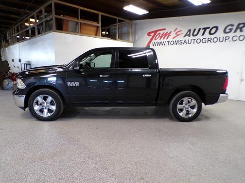 Brilliant Black Crystal Pearlcoat 2017 RAM 1500 Lone Star