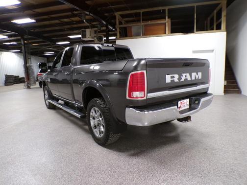 Brilliant Black Crystal Pearlcoat 2017 RAM 3500 Limited