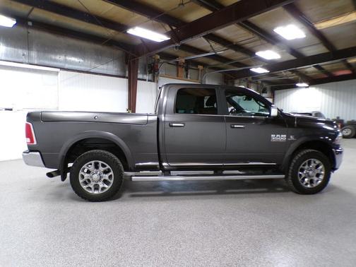 Brilliant Black Crystal Pearlcoat 2017 RAM 3500 Limited