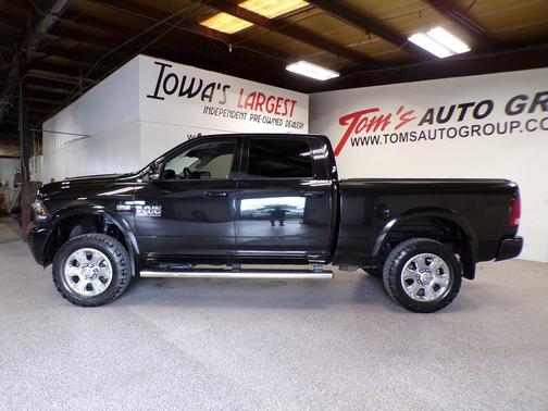 Brilliant Black Crystal Pearlcoat 2018 RAM 2500 Laramie