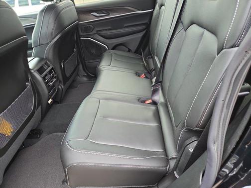 Diamond Black Crystal Pearlcoat 2026 Jeep Grand Cherokee Limited
