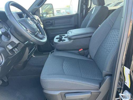 2025 RAM 3500 Tradesman Crew Cab 4x4 8' Box