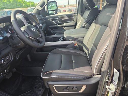 Diamond Black Crystal Pearlcoat 2026 RAM 1500 Laramie