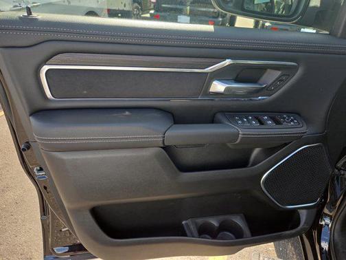 Diamond Black Crystal Pearlcoat 2026 RAM 1500 Laramie
