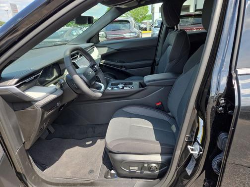 Diamond Black Crystal Pearlcoat 2026 Jeep Cherokee Laredo