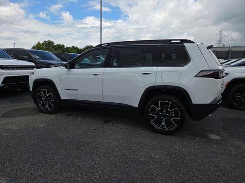 Bright White Clearcoat 2026 Jeep Cherokee Overland
