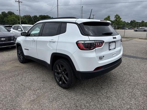 Bright White Clearcoat 2026 Jeep Compass Latitude