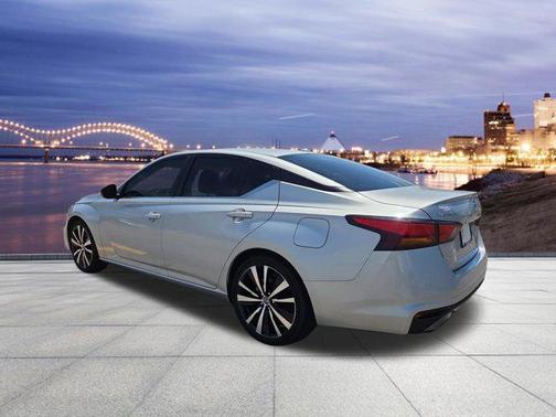 Brilliant Silver Metallic 2021 Nissan Altima SR FWD