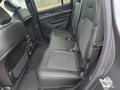 Baltic Gray Metallic Clearcoat 2026 Jeep Grand Cherokee Altitude