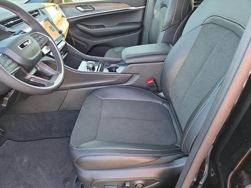 High Gloss Black 2027 Jeep Grand Cherokee L Laredo