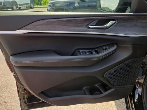 Diamond Black Crystal Pearlcoat 2026 Jeep Grand Cherokee L Altitude