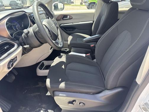 Bright White Clearcoat 2023 Chrysler Voyager LX