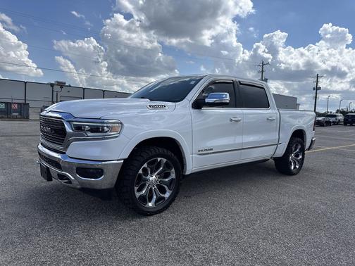 Ivory White Tri-Coat Pearlcoat 2019 RAM 1500 Limited
