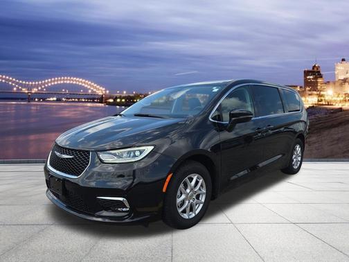 Brilliant Black Crystal Pearlcoat 2023 Chrysler Pacifica Touring L