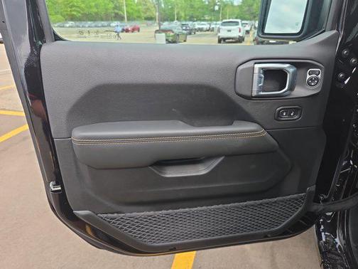 Black Clearcoat 2026 Jeep Gladiator Sahara 4x4
