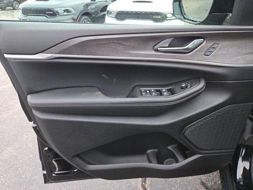 Diamond Black Crystal Pearlcoat 2025 Jeep Grand Cherokee L Limited