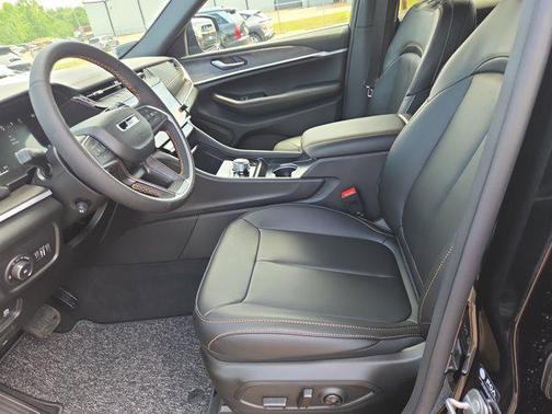 Diamond Black Crystal Pearlcoat 2026 Jeep Grand Cherokee 85th Anniversary Edition