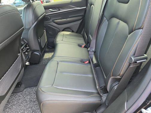 Diamond Black Crystal Pearlcoat 2026 Jeep Grand Cherokee 85th Anniversary Edition