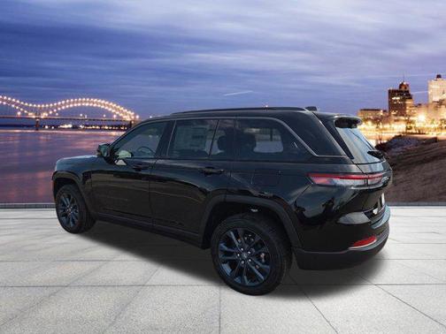 Diamond Black Crystal Pearlcoat 2026 Jeep Grand Cherokee 85th Anniversary Edition
