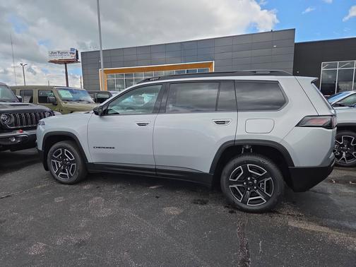 Silver Zynith Clearcoat 2026 Jeep Cherokee Laredo 4x4