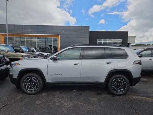 Silver Zynith Clearcoat 2026 Jeep Cherokee Laredo 4x4