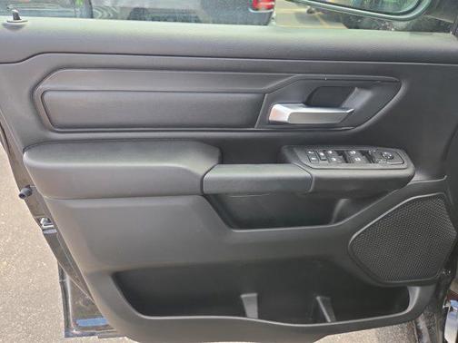 Diamond Black Crystal Pearlcoat 2026 RAM 1500 Tradesman