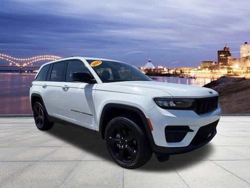 Bright White Clearcoat 2023 Jeep Grand Cherokee Altitude