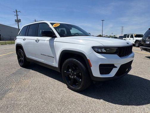 Bright White Clearcoat 2023 Jeep Grand Cherokee Altitude