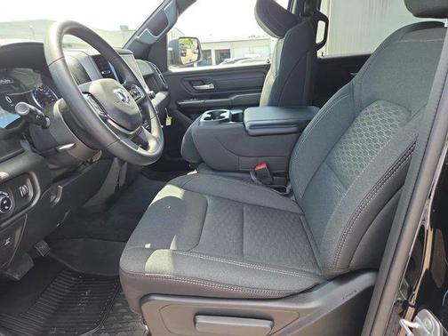 Diamond Black Crystal Pearlcoat 2026 RAM 1500 Warlock Crew Cab 4x4 5'7' Box
