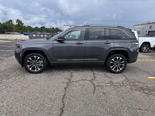 Baltic Gray Metallic Clearcoat 2022 Jeep Grand Cherokee Overland