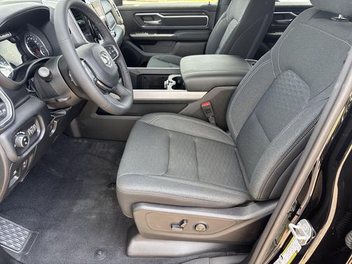 Diamond Black Crystal Pearlcoat 2026 RAM 1500 Big Horn/Lone Star