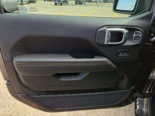 Granite Crystal Metallic Clearcoat 2026 Jeep Gladiator Sahara 4x4