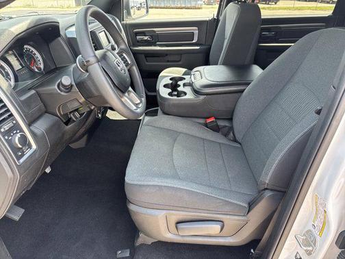 2024 RAM 1500 Classic Warlock Crew Cab 4x2 5'7' Box