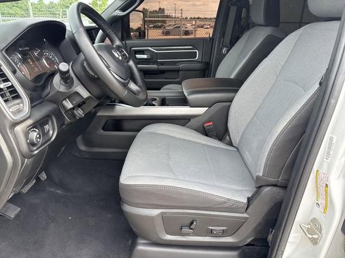 Bright White Clearcoat 2024 RAM 2500 Big Horn Crew Cab 4x4 6'4' Box