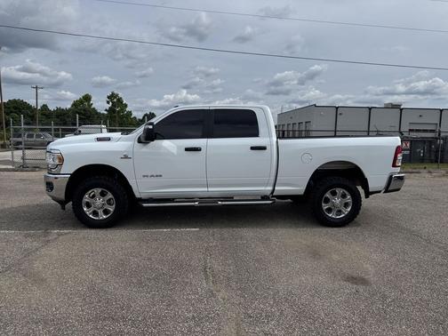 Bright White Clearcoat 2024 RAM 2500 Big Horn Crew Cab 4x4 6'4' Box