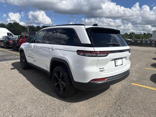 Bright White Clearcoat 2026 Jeep Grand Cherokee Limited