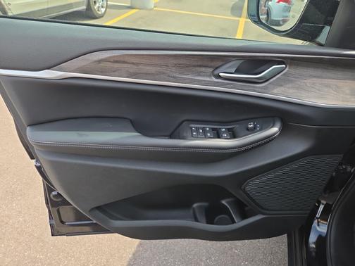 High Gloss Black 2027 Jeep Grand Cherokee Altitude