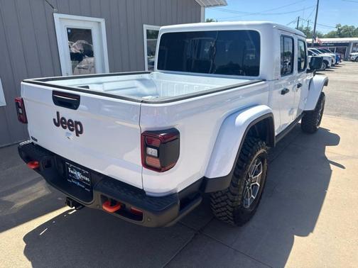 Bright White Clearcoat 2026 Jeep Gladiator Mojave