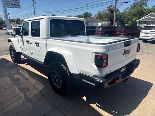 Bright White Clearcoat 2026 Jeep Gladiator Mojave