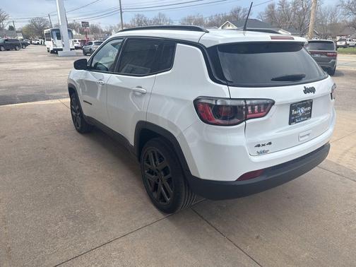Bright White Clearcoat 2026 Jeep Compass Latitude