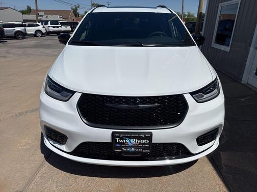 Bright White Clearcoat 2026 Chrysler Pacifica Limited