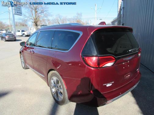 Photo 4 of 20 of 2018 Chrysler Pacifica Limited