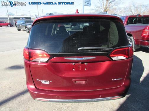 Photo 3 of 20 of 2018 Chrysler Pacifica Limited