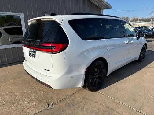 Bright White Clearcoat 2024 Chrysler Pacifica Limited