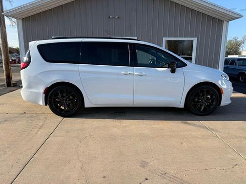 Bright White Clearcoat 2024 Chrysler Pacifica Limited