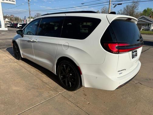 Bright White Clearcoat 2024 Chrysler Pacifica Limited