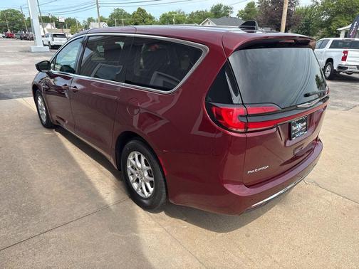 2023 Chrysler Pacifica Touring-L