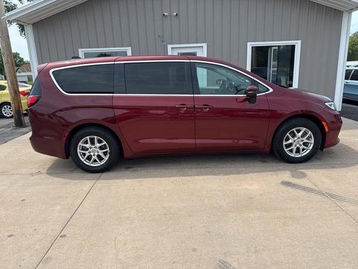 2023 Chrysler Pacifica Touring-L