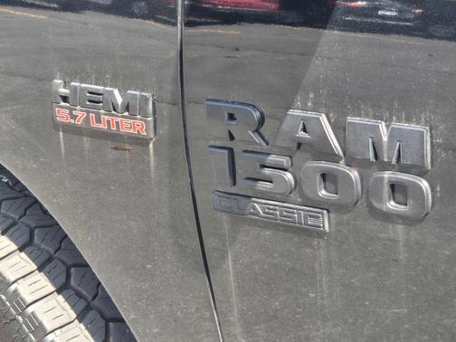 Diamond Black Crystal Pearlcoat 2023 RAM 1500 Classic Express