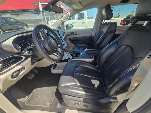 Bright White Clearcoat 2023 Chrysler Pacifica Touring L